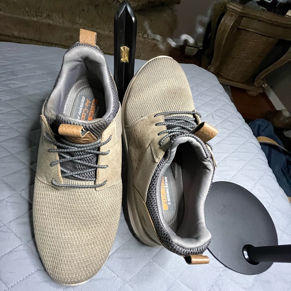 Skechers Men's Beige and Gray Sneakers